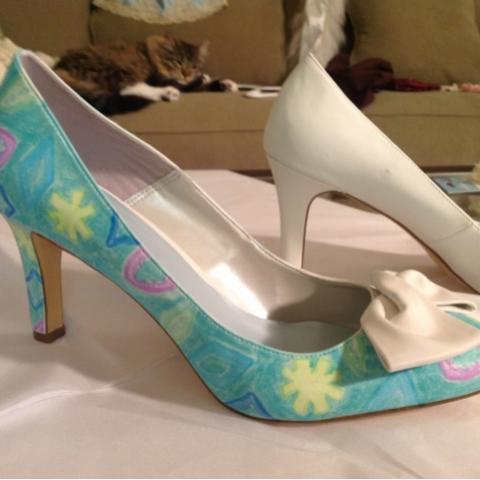Decorate dyeable shoes with fabric markers