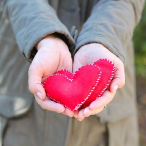 DIY felt hearts handwarmers